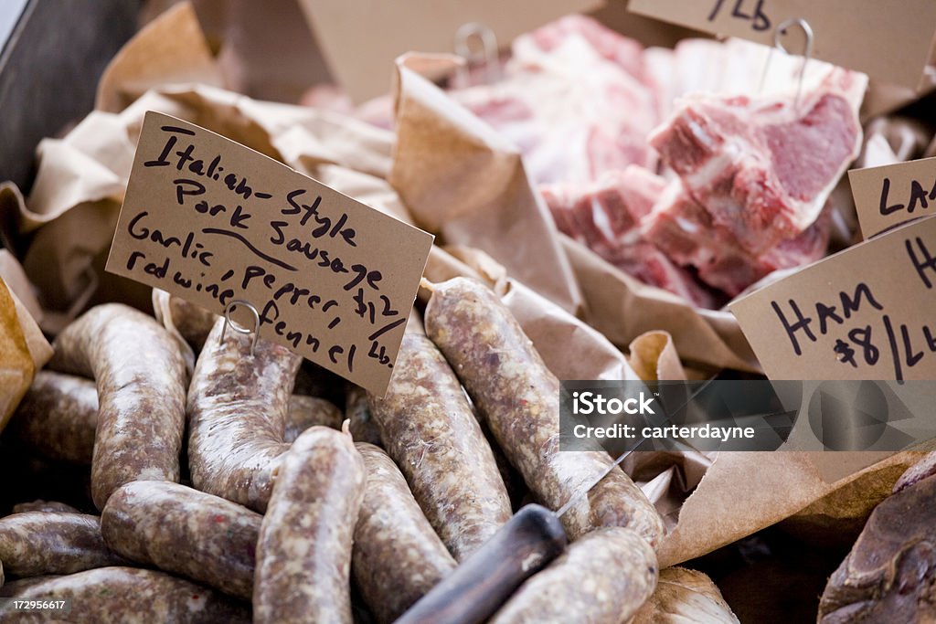 Découpe de viande à un marché en plein air - Photo de Saucisse libre de droits