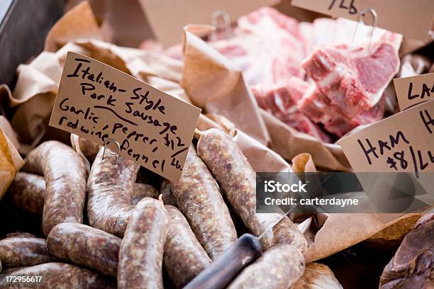 Corte Carnes Frescas Em Um Mercado De Agricultores Ao Ar Livre - Fotografias de stock e mais imagens de Etiqueta de Preço