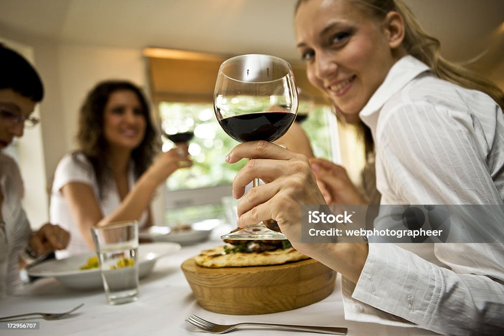 Brindisi di vino - Foto stock royalty-free di Adulto