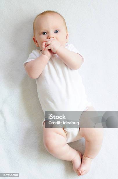Bebé Foto de stock y más banco de imágenes de Bebé - Bebé, Pijama de una pieza, Vista elevada