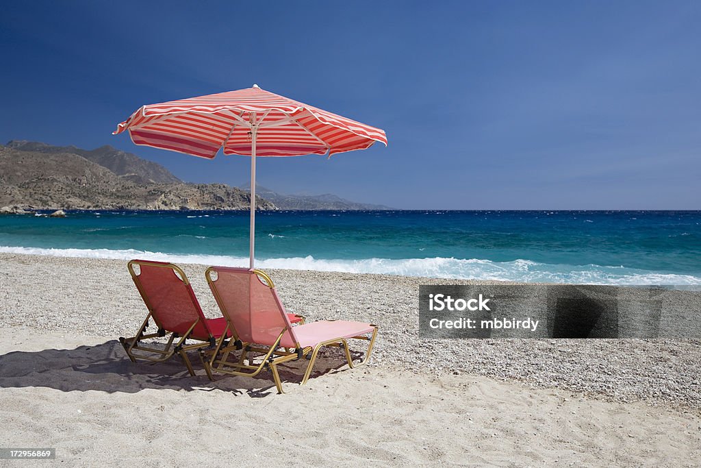 Sun krzesła i Parasol na plaży - Zbiór zdjęć royalty-free (Bez ludzi)