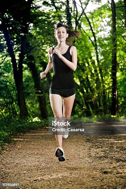 Jogging Im Wald Stockfoto und mehr Bilder von Eine Frau allein - Eine Frau allein, Frauen, Langstreckenlauf