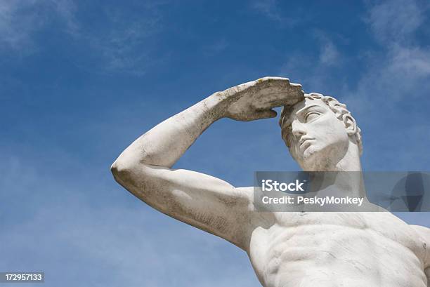 근육질의 남자 인명별 대리석 황후상 차폐 아이즈 Blue Sky 인체에 대한 스톡 사진 및 기타 이미지 - 인체, 고대의, 남자