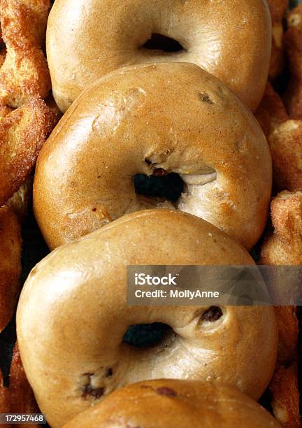 Bagels Und Cinnamon Sticks Stockfoto und mehr Bilder von Bagel - Bagel, Rosine, Zimt