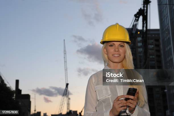 Junge Professionelle Bau Arbeiter Stockfoto und mehr Bilder von Arbeiten - Arbeiten, Baugewerbe, Berufliche Beschäftigung