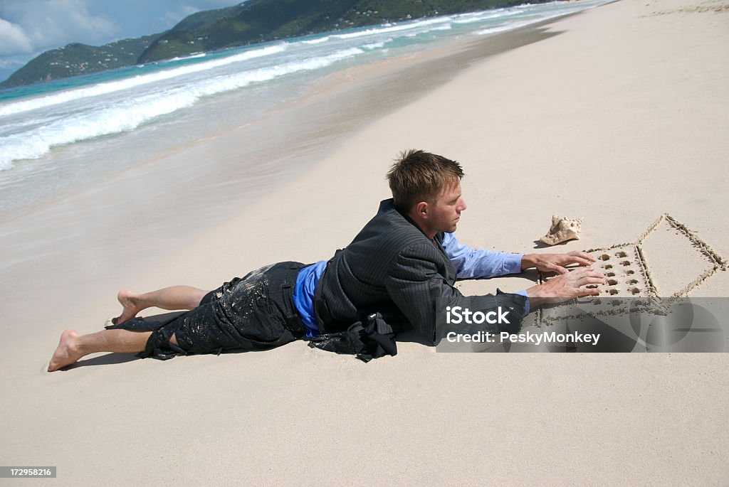 Castaway Empresário trabalhando no Laptop digitando na praia - Foto de stock de Rasgado royalty-free