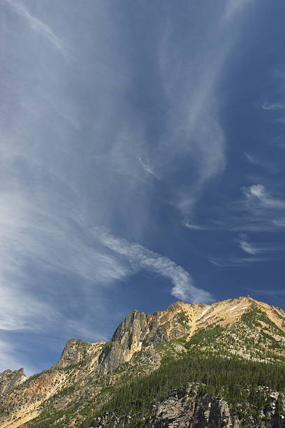 гора природный пейзаж облачный пейзаж - north cascades national park awe beauty in nature cloud стоковые фото и изображения