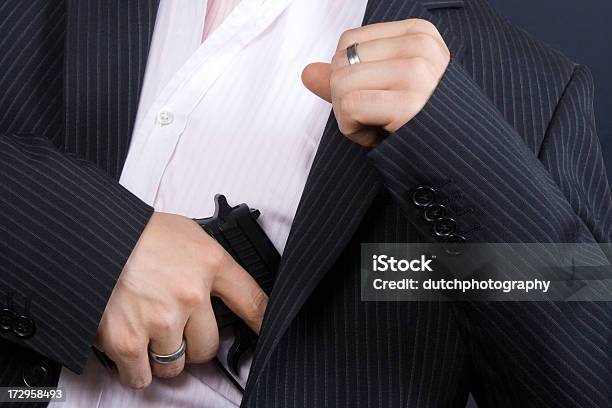 Geschäftsmann Im Anzug Hält Eine Pistole Stockfoto und mehr Bilder von Abfeuern - Abfeuern, Angst, Anzug