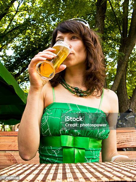 Trinken Bier Stockfoto und mehr Bilder von Alkoholisches Getränk - Alkoholisches Getränk, Aufnahme von unten, Betrachtung