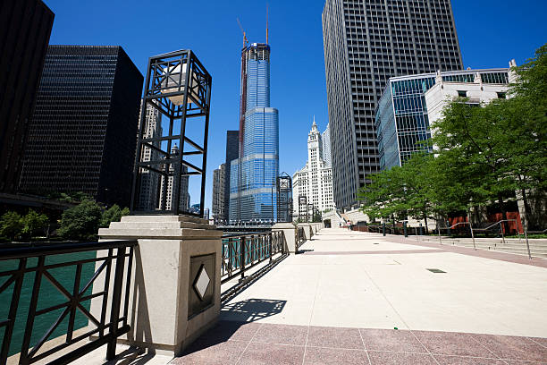 rzeka w chicago - equitable building zdjęcia i obrazy z banku zdjęć