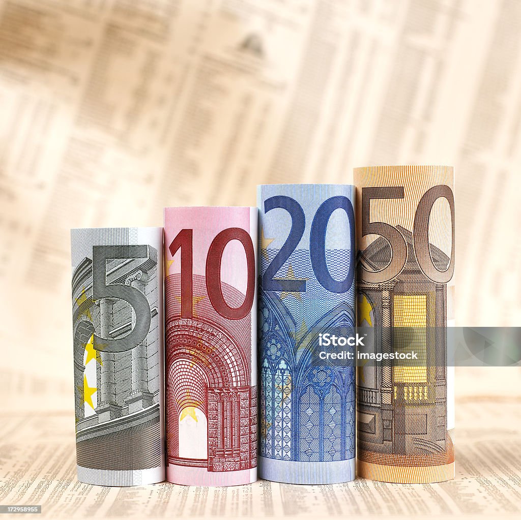 Billets en Euro rouleau sur Journal financier - Photo de Rouleau libre de droits