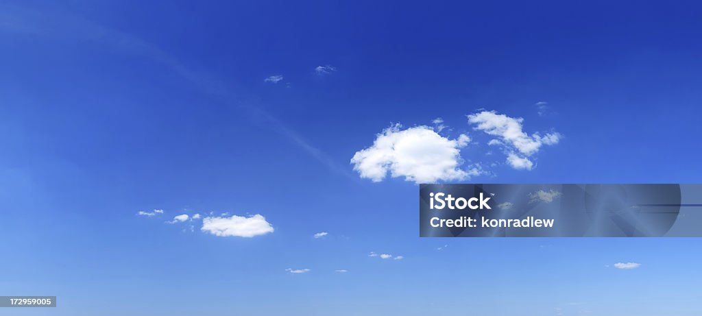 Niebieski niebo panorama - Zbiór zdjęć royalty-free (Bezchmurne niebo)