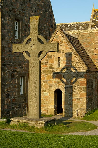 тень на кельтский крест - iona стоковые фото и изображения