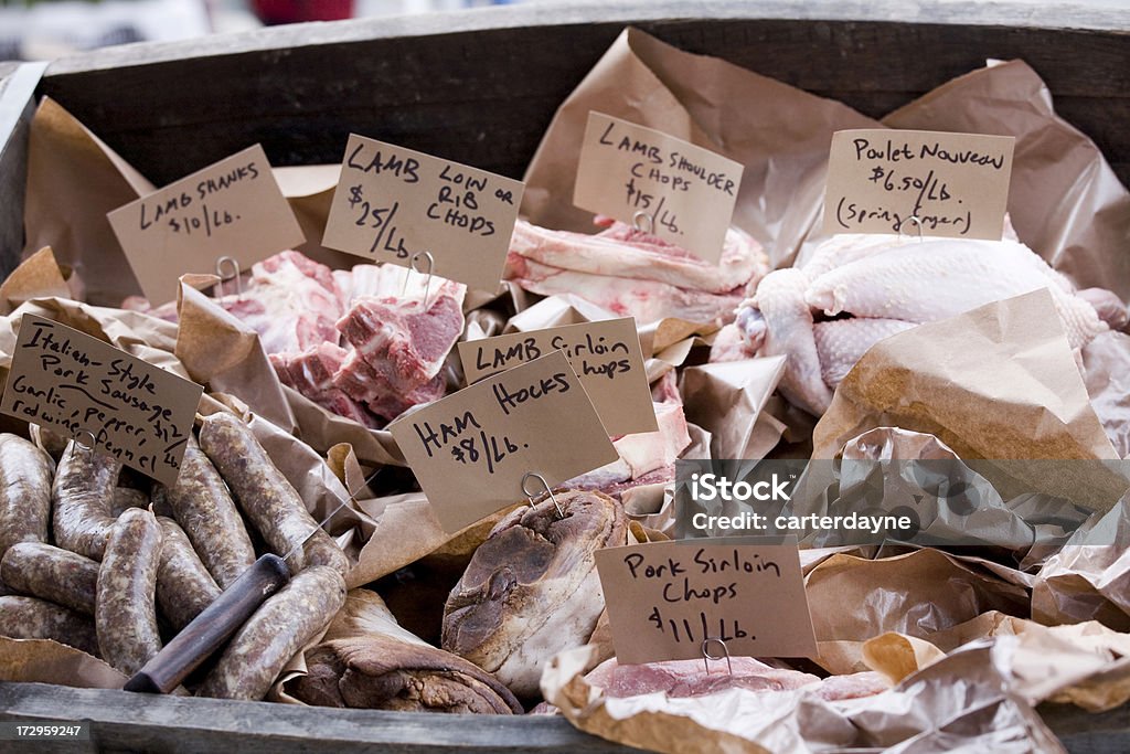 Свежие блюда в ресторане на открытом воздухе farmers market - Стоковые фото Мясо роялти-фри