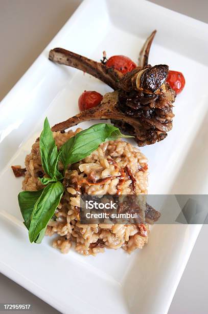 Risotto Con Costolette Di Agnello - Fotografie stock e altre immagini di Aglio - Alliacee - Aglio - Alliacee, Alla griglia, Arrosto - Cibo cotto