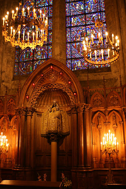 cathédrale notre-dame de l'intérieur - church altar indoors dark photos et images de collection