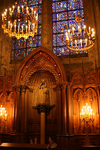 シャルトル大聖堂インテリア - church altar indoors dark ストックフォトと画像