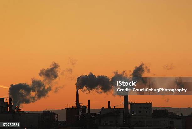 공장 Smokestack 해질녘까지 오염시킨다 실루엣 연기-물리적 구조에 대한 스톡 사진 및 기타 이미지 - 연기-물리적 구조, 타이어 공장, 개발