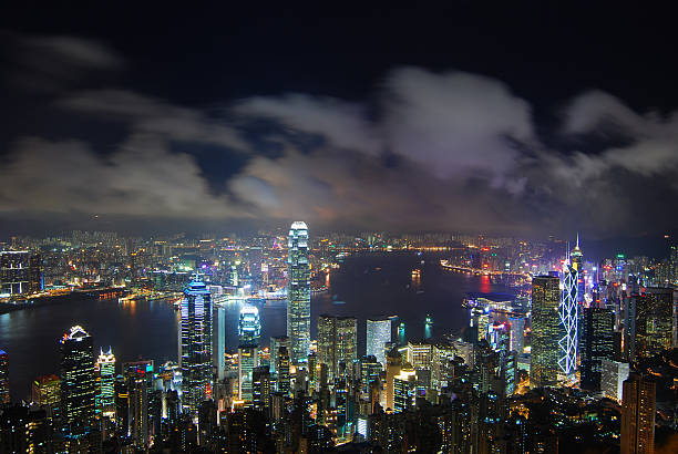 porto di victoria di hong kong di notte - admiralty bay foto e immagini stock