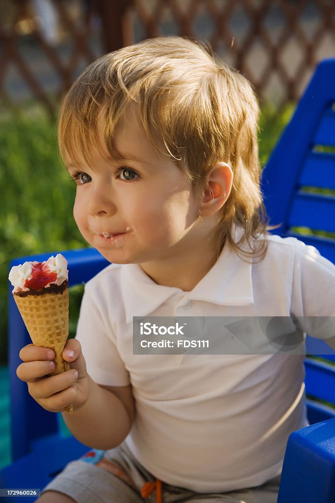 Мальчик с мороженым - Стоковые фото Вертикальный роялти-фри