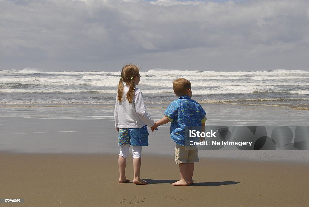 Viendo niños onda - Foto de stock de Agarrados de la mano libre de derechos