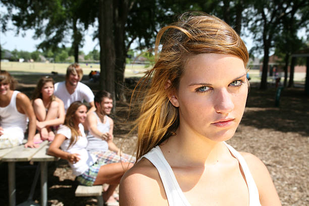 contrarié - sullen women head and shoulders close up photos et images de collection