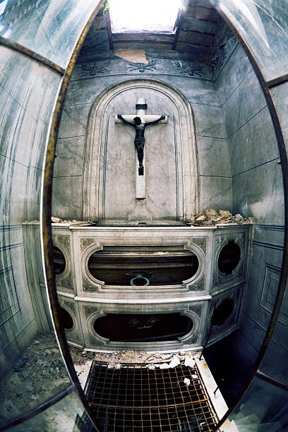 istock Old and creepy tomb 172960941