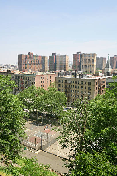 Housing Blocks and Basketball Court "Apartment buildings in Central Harlem, New York City, NY, USA." harlem park stock pictures, royalty-free photos & images