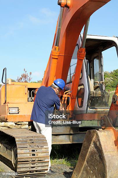 Foto de Mecânico Analisar Excavator e mais fotos de stock de Escavadora Mecânica - Escavadora Mecânica, Engenheiro, Construindo