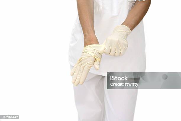 Pracownik Służby Zdrowia Wprowadzenie Na Rękawice Gumowe - zdjęcia stockowe i więcej obrazów Bezpieczeństwo
