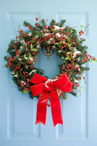 porta da frente coroa de flores - wreath christmas bow holiday imagens e fotografias de stock