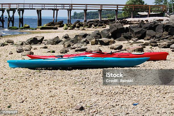 Canoas En La Playa Foto de stock y más banco de imágenes de Actividades recreativas - Actividades recreativas, Agua, Aire libre