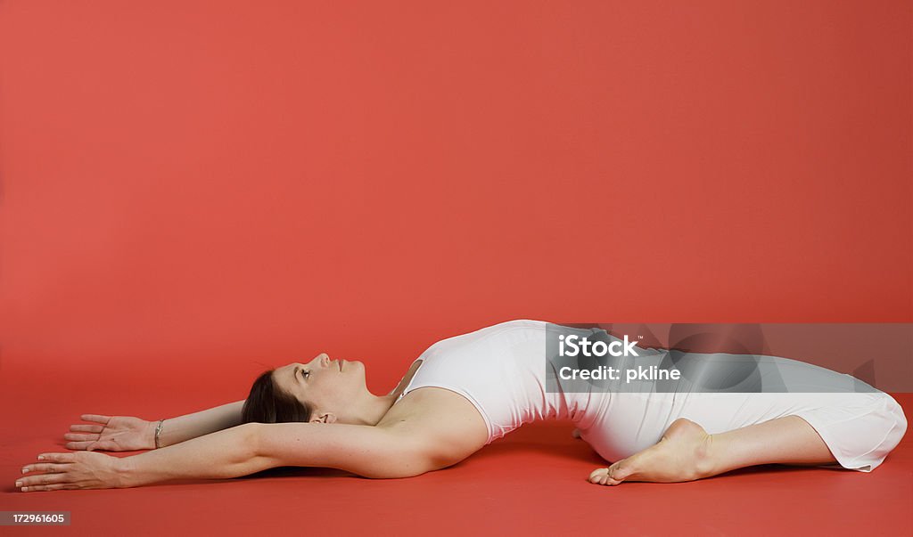 Mujer en un héroe reclinable postura - Foto de stock de Actividades recreativas libre de derechos