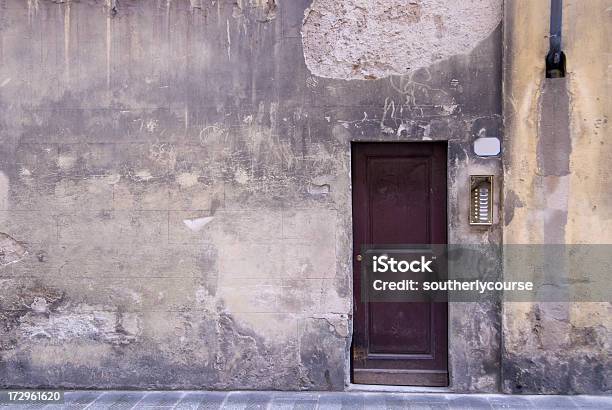 Boczne Wejście Do Starej Włoskiej Rezydencji - zdjęcia stockowe i więcej obrazów Mur - Mur, Poziom ziemi, Wejście