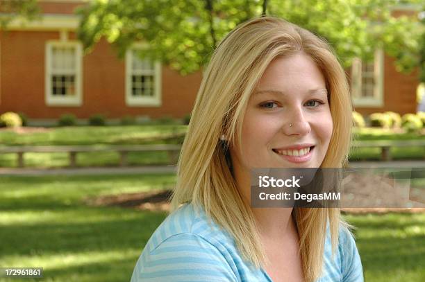 Uniwersytecki Student Lubi Spring - zdjęcia stockowe i więcej obrazów 20-29 lat - 20-29 lat, Blond włosy, Budynek szkolny