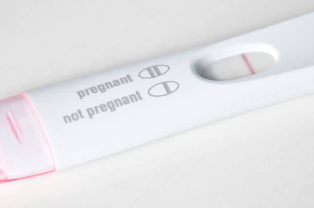 teste de gravidez close-up-não grávida - teste de gravidez - fotografias e filmes do acervo