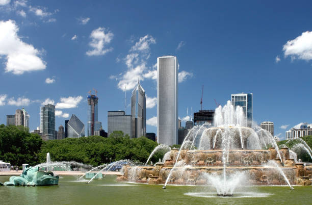 istock Buckingham Fountain & North Cityscape 172962082