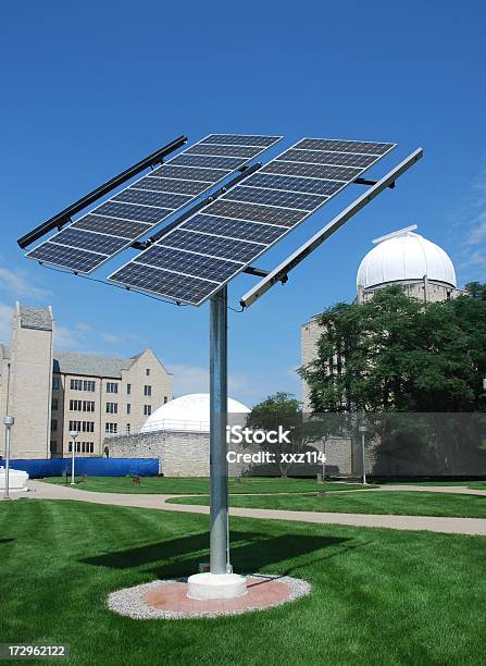 Foto de Painel Solar e mais fotos de stock de Universidade - Universidade, Energia solar, Fornecimento de Energia