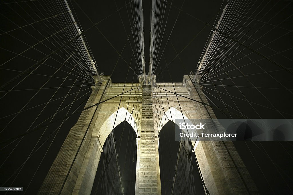 Бруклинский мост в ночное время - Стоковые фото Арка - архитектурный элемент роялти-фри