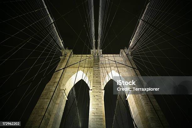Бруклинский Мост В Ночное Время — стоковые фотографии и другие картинки Арка - архитектурный элемент - Арка - архитектурный элемент, Архитектура, Архитектурный элемент