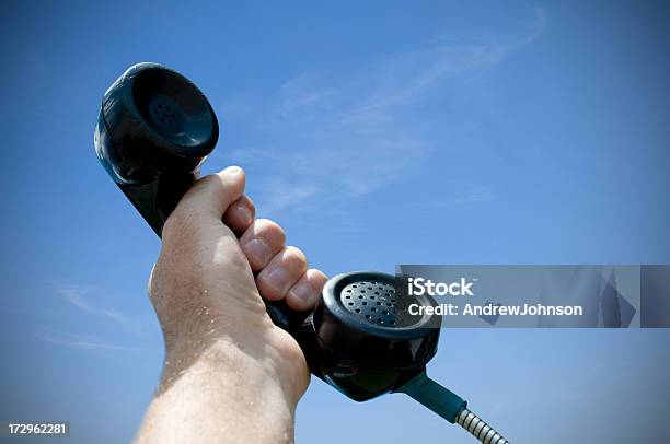 Por Teléfono Foto de stock y más banco de imágenes de Adulto - Adulto, Cielo despejado, Comunicación