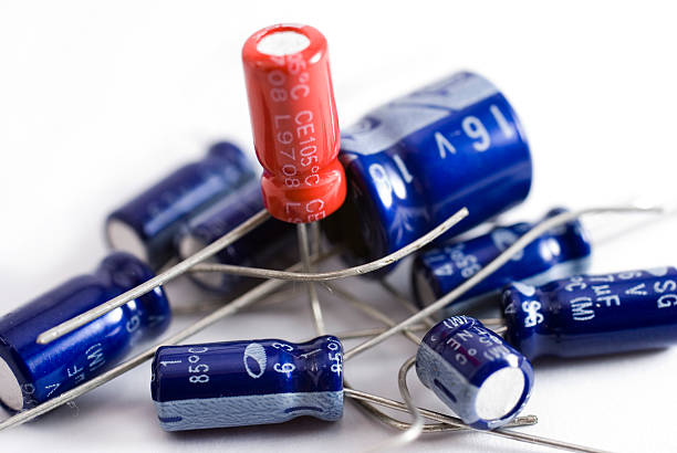 collection de capacitors contre un fond blanc - condensateur photos et images de collection