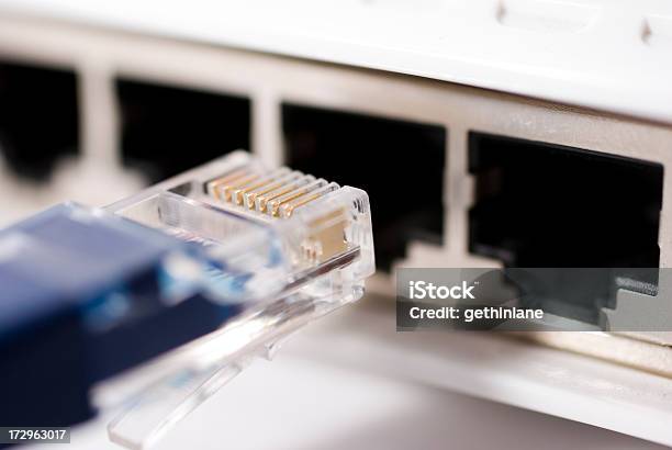 Cable De Red Que Se Conecta A Un Router Foto de stock y más banco de imágenes de Cable - Cable, Comunicación, Conexión