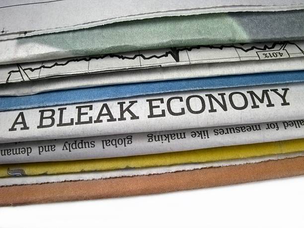 sombrio economia - newspaper headline finance recession anxiety imagens e fotografias de stock