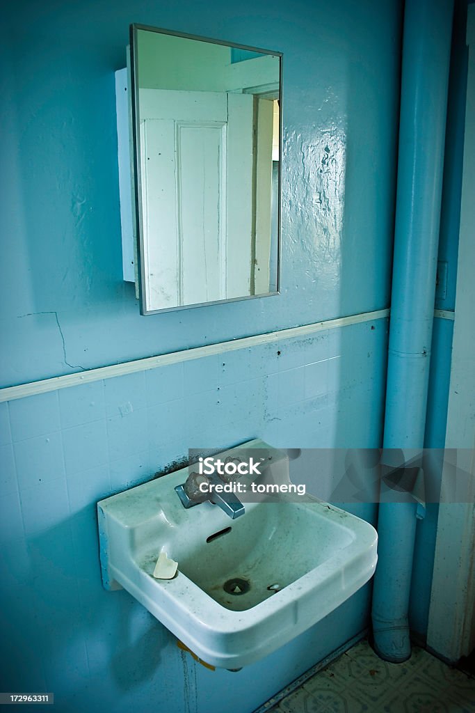 バスルームの洗面台、鏡で見捨てられたホーム - 鏡のロイヤリティフリーストックフォト
