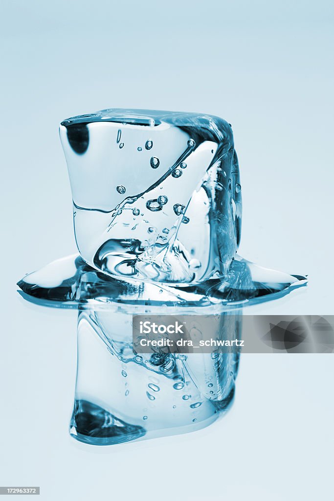 cube de hielo - Foto de stock de Cubito de Hielo libre de derechos