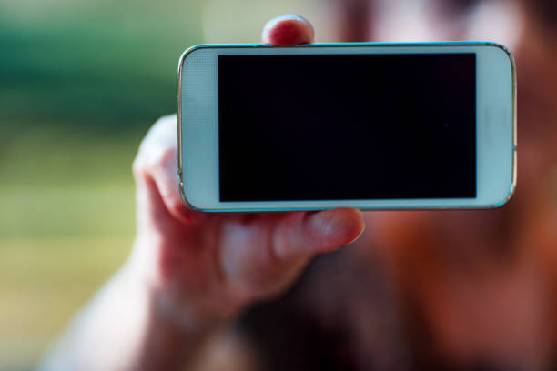 istock Swollen hands, outdoors, smartphone showcases COPYSPACE signific 1729634531
