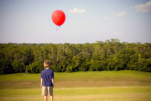 seguir - child balloon outdoors little boys fotografías e imágenes de stock