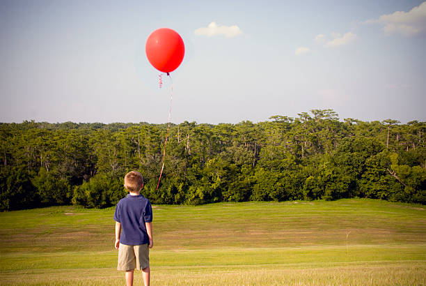laisser aller - balloon moving up child flying photos et images de collection