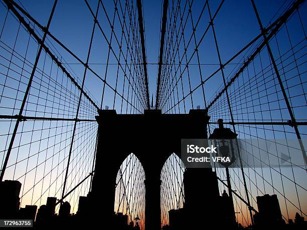Pôr Do Sol Na Ponte De Brooklyn - Fotografias de stock e mais imagens de Anoitecer - Anoitecer, Ao Ar Livre, Arame
